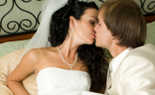 חתן וכלה במיטה - דילמות חתונה (צילום: Nikolay Suslov, Istock)