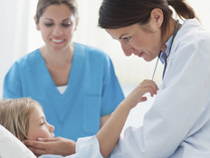רופאה ואחות מטפלות בילדה. אילוסטרציה (צילום: אימג'בנק / Thinkstock)