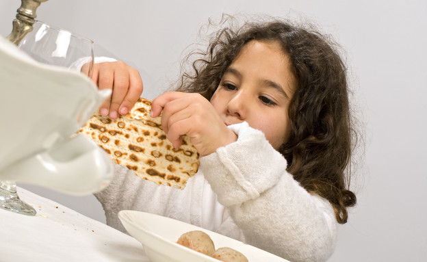 ילדה אוכלת מצה (צילום: אימג'בנק / Thinkstock)