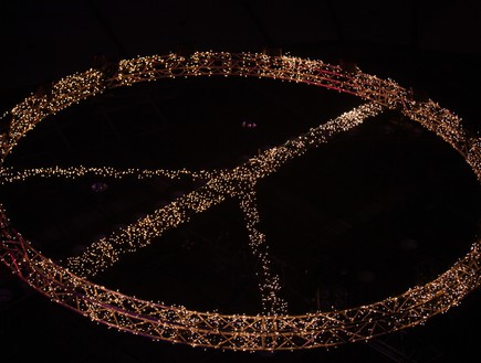 סמל השלום על התקרה, בהופעה של אביב גפן בנוקיה (צילום: ענבל צח)