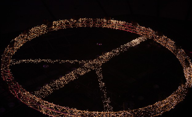 סמל השלום על התקרה, בהופעה של אביב גפן בנוקיה (צילום: ענבל צח)