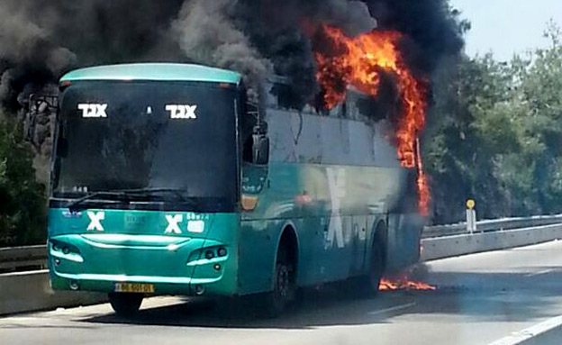 אוטובוס עולה באש (צילום: חדשות 2)