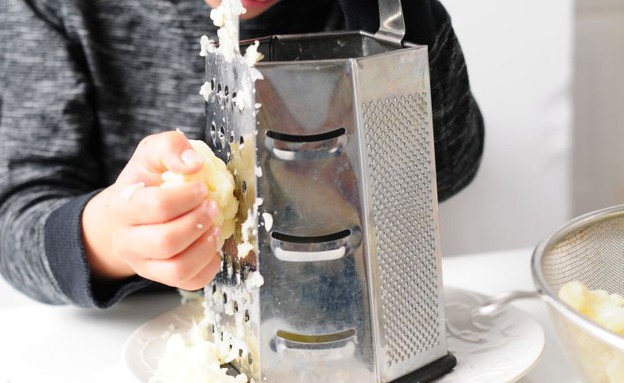 פיצה כרובית - מגררים את הכרובית