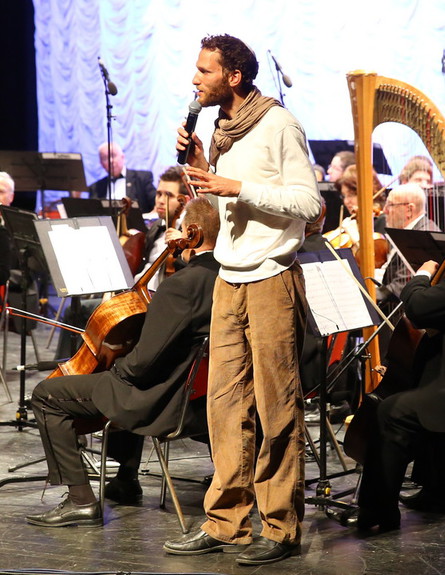 דורון שפר מנחה מופע בפסטיבל תור הזהב באשדוד (צילום: לירון מולדובן)