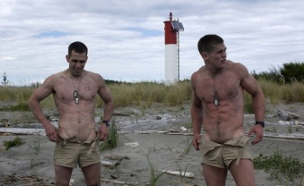 חיילים הומואים בלי חולצה (צילום: thegailygrind.com)