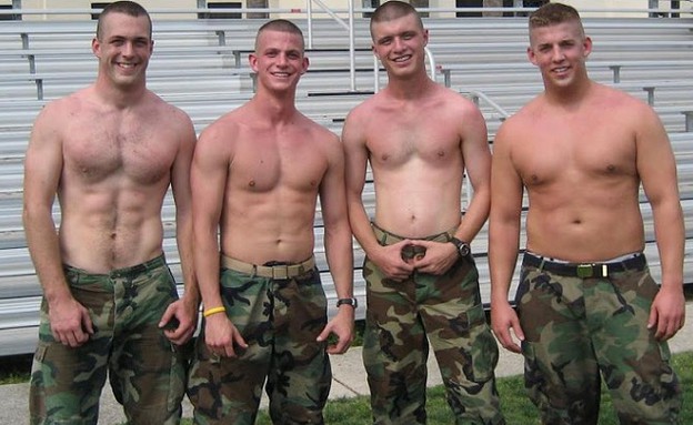 חיילים הומואים בלי חולצה (צילום: thegailygrind.com)