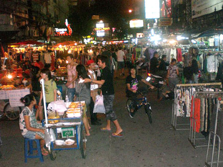 רחוב קאו סאן בבנגקוק (צילום: אביבית מיסניקוב)