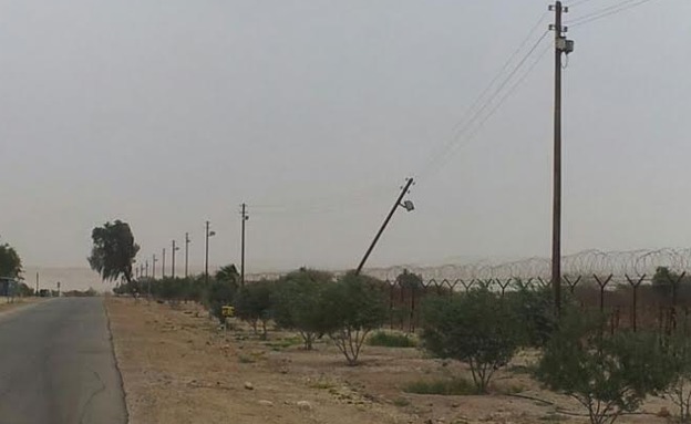 עמוד חשמל שקרס בדרך לאילת (צילום: דורית שוורץ חשמונאי)