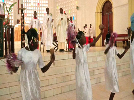 ריקודים ומזמורים באפריקה (צילום: AP)