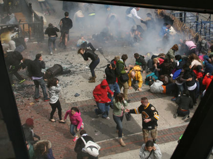 שניות לאחר הפיגוע (צילום: AP)