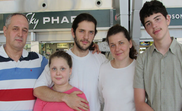 משפחת מרדי ביום עזיבתם לרוסיה (צילום: אלון מרדי)