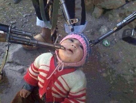בן הערובה הכי צעיר בסוריה (צילום: twitter)