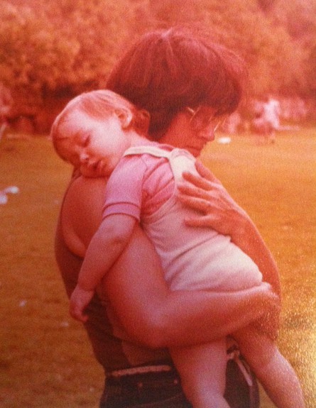 סיון מחבקת את אמא שלה (צילום: תומר ושחר צלמים, צילום ביתי)