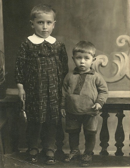 דבורה וינשטיין עם אחותה שנספתה (צילום: דבורה וינשטיין, צילום ביתי)