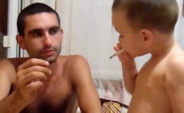 מלמד את בנו איך לעשן (תמונת AVI: mako)