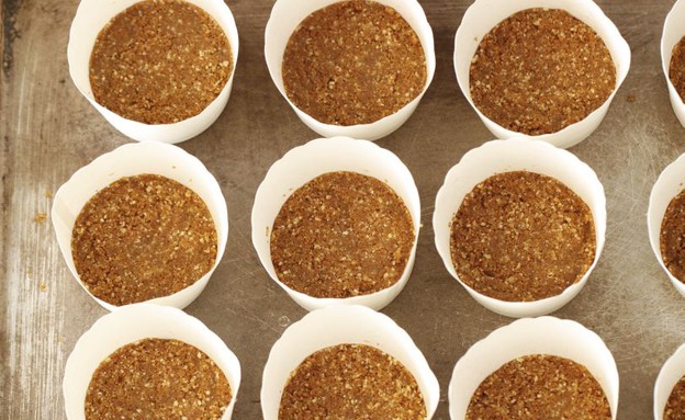 עוגות גבינה אישיות - מכינים את הבסיס עוגות גבינה אישיות - מכינים את הבסיס