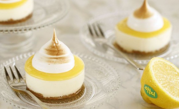 עוגות גבינה אישיות עם קרם לימון ומרנג (צילום: חן שוקרון, אוכל טוב)