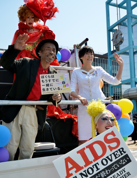 אקי איב ראש ממשלת יפן במצעד הגאווה (צילום: YOSHIKAZU TSUNO, GettyImages IL)