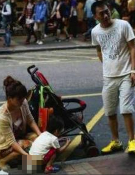 ילדה סינית משתינה ברחוב