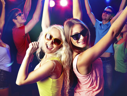 נערות רוקדות במסיבה (צילום: אימג'בנק / Thinkstock)