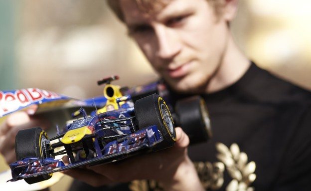 רפליקה למכונת פורמולה 1 מקרטון רפליקה למכונת פורמולה 1 מקרטון