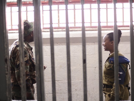 אסיר וסוהרת בכלא 4 (צילום: יעל שלח, עיתון 