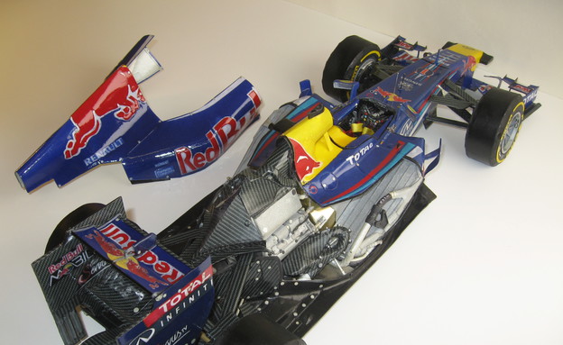 רפליקה למכונת פורמולה 1 מקרטון רפליקה למכונת פורמולה 1 מקרטון