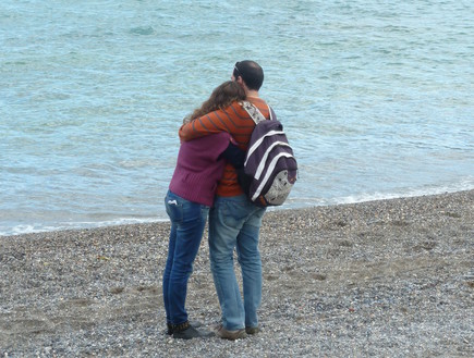 זוג בחוף איוס ניקולאס, טיול כרתים (צילום:  שמעון איפרגן)