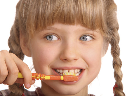 ילדה מצחצחת שיניים (צילום: אימג'בנק / Thinkstock)