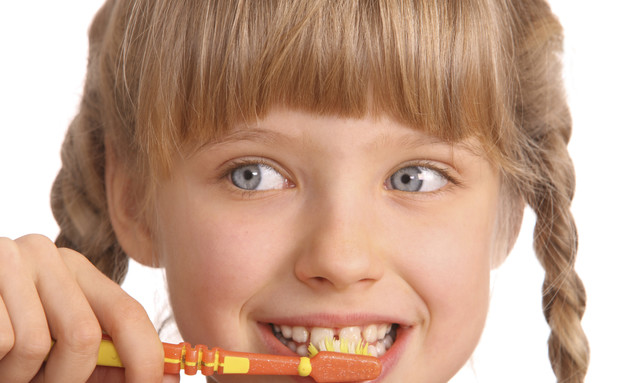 ילדה מצחצחת שיניים (צילום: אימג'בנק / Thinkstock)