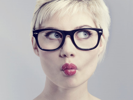 אישה עם משקפיים (צילום: thinkstock)