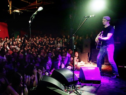 פיט דוהרטי בהופעה בבארבי (צילום: אורית פניני)