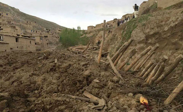 מאות בתים נקברו תחת הבוץ (צילום: AP)