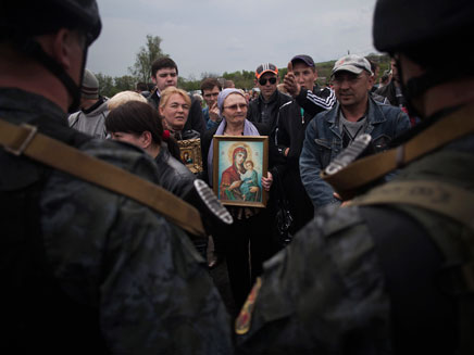 חיילים אוקראינים במזרח המדינה (צילום: AP)