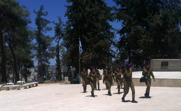 קבוצת חיילים שהגיעה לביקור (צילום: חדשות 2)