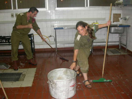 רועי עוזר לטבח לנקות