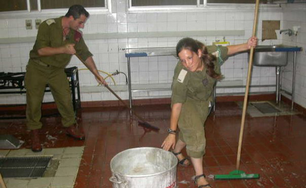רועי עוזר לטבח לנקות