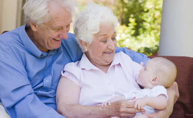 סבא וסבתא עם הנכדה (צילום: אימג'בנק / Thinkstock)