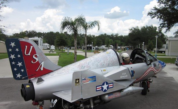 רפליקה למטוס קרב על הכביש