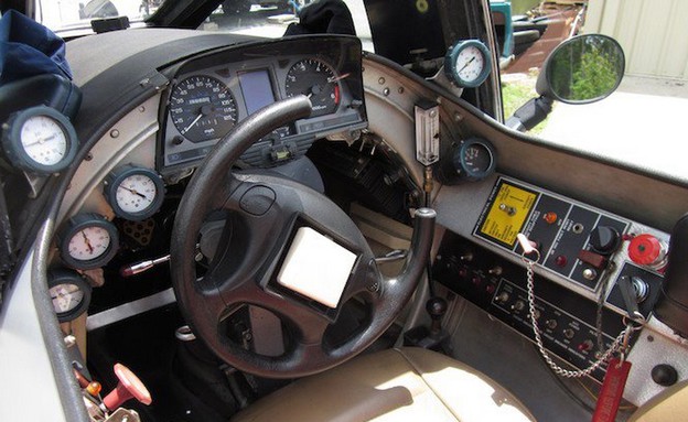 רפליקה למטוס קרב על הכביש