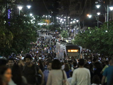 המונים יצאו לרחובות בירושלים (צילום: פלאש 90,  הדס פרוש)