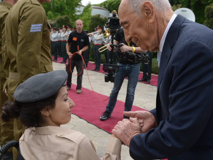 הנשיא פרס עם אחת המצטיינות (צילום: חיים צח, לע