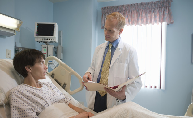 רופא מסביר משהו לחולה בבית חולים (צילום: אימג'בנק / Thinkstock)