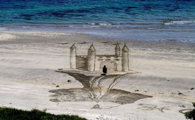 ציורי חול כמעט אמיתיים - טירה (צילום: אלן גיבסון)