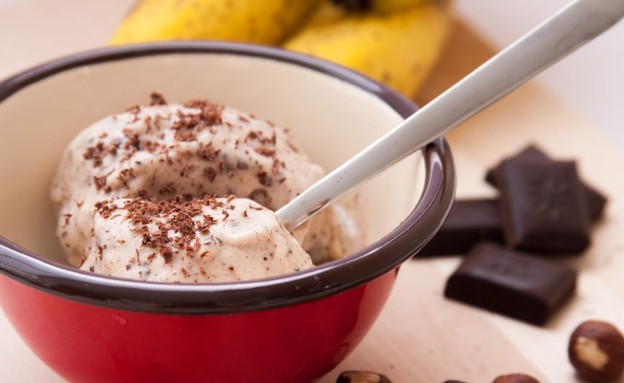 גלידת בננות, שוקולד ואגוזים טבעונית (צילום: אורי שביט, mako אוכל)