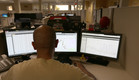 איש מול מסכי מחשב (צילום: Joe Raedle, GettyImages IL)