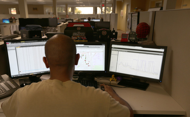 איש מול מסכי מחשב (צילום: Joe Raedle, GettyImages IL)