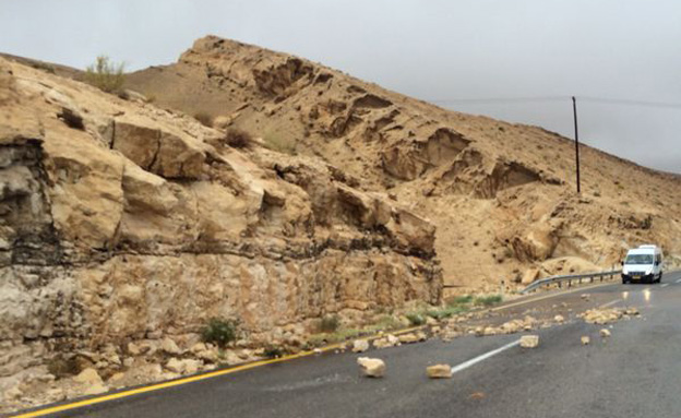 סלעים על הכביש בעקבות שיטפון (צילום: חטיבת דובר המשטרה)