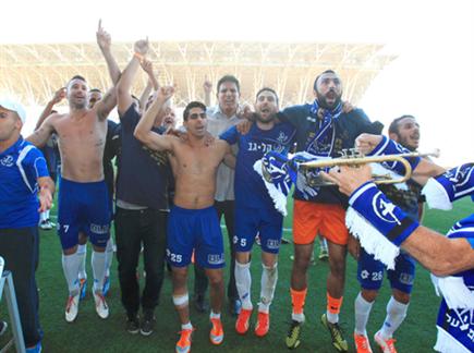 המלאבסים חוגגים כל הדרך לליגת העל (אלן שיבר) (צילום: ספורט 5)