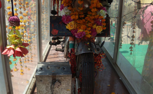 מקדש לאופנוע בהודו 